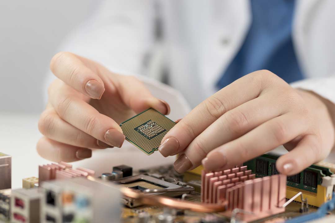 Application EMG2 - Close up researcher holding chip